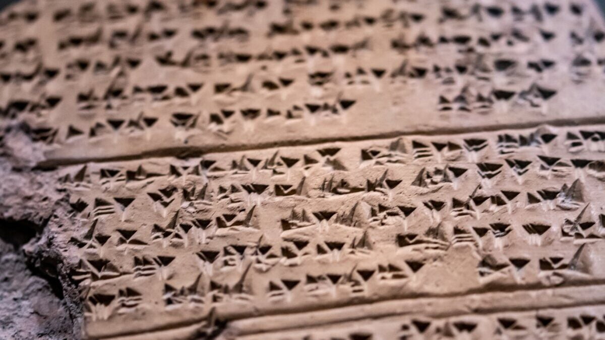 Ilmuwan Sukses Buat AI Terjemahkan Bahasa Akkadia