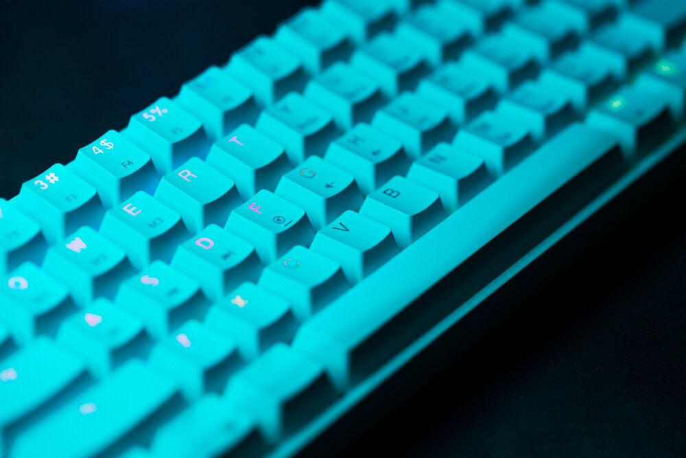 Keyboard berwarna biru