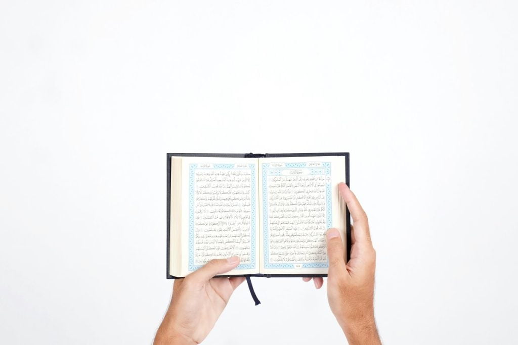 ilustrasi membaca Al-Quran
