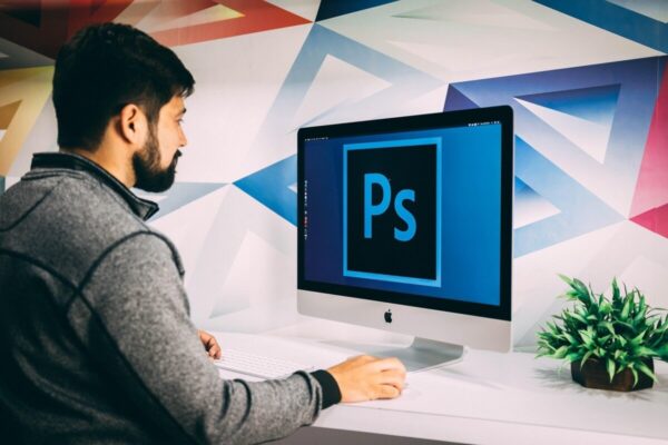 Adobe photoshop sering digunakan untuk desain grafis