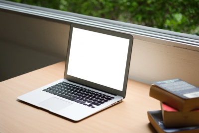 Laptop di luar ruangan